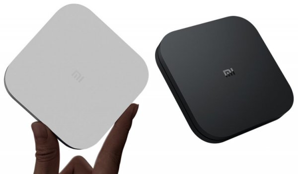 Телевизионная приставка Xiaomi Mi Box 4 небольших размеров и довольно приятным дизайном